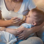 Pourquoi nourrir bébé la nuit ? 🌙