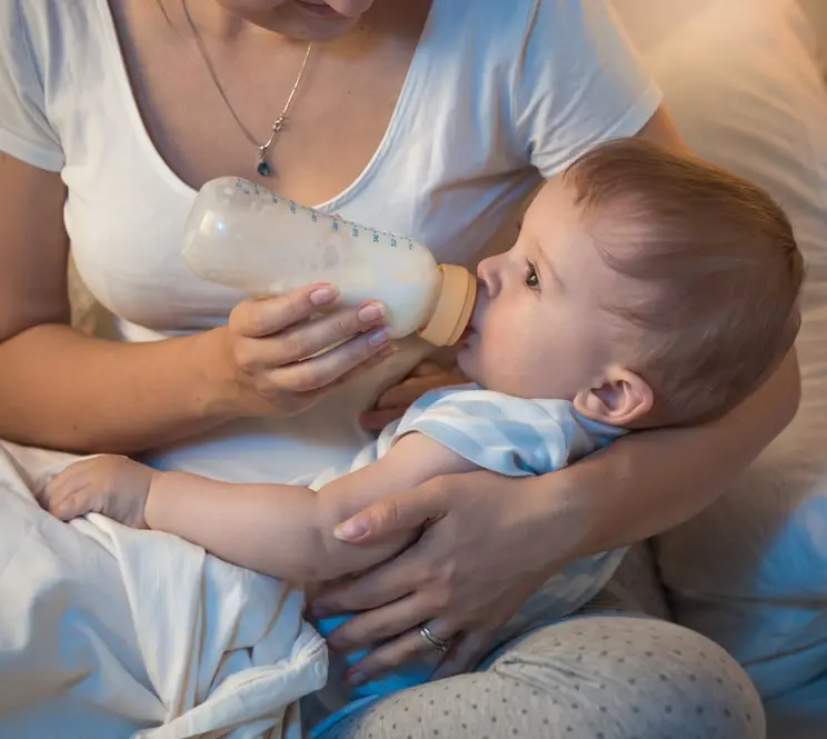 Pourquoi nourrir bébé la nuit ? 🌙