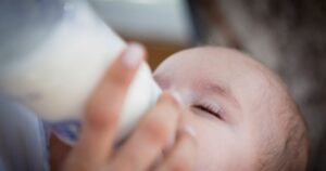 donner biberon au bébé